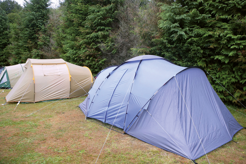 Fig.1.52  Tenda de campanya amb cables tensors per garantir l’estabilitat.